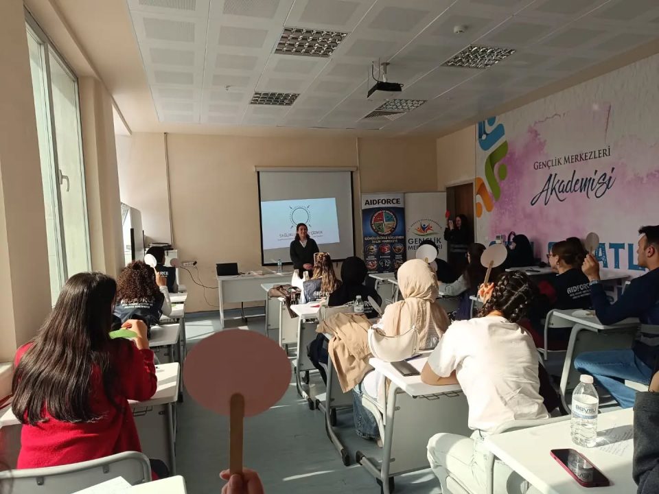 Üniversite Öğrencilerine Yönelik Kendini Bilmek ve Bilinçli Medya Kullanımı Eğitimleri Gerçekleştirildi