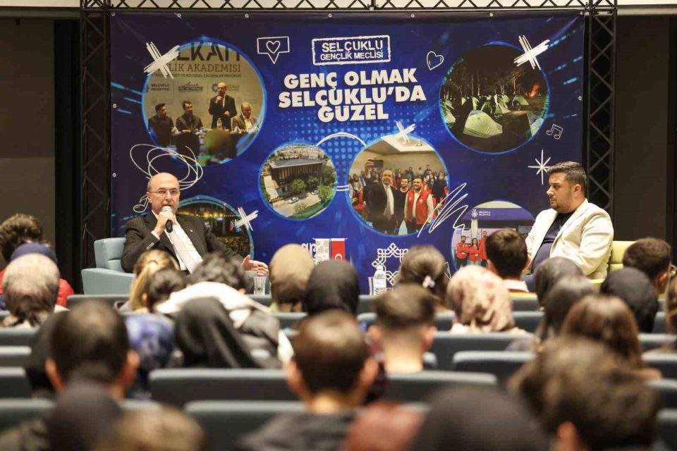 Başkan Pekyatırmacı Gençlik Buluşması’nda üniversiteli gençlerle bir araya geldi