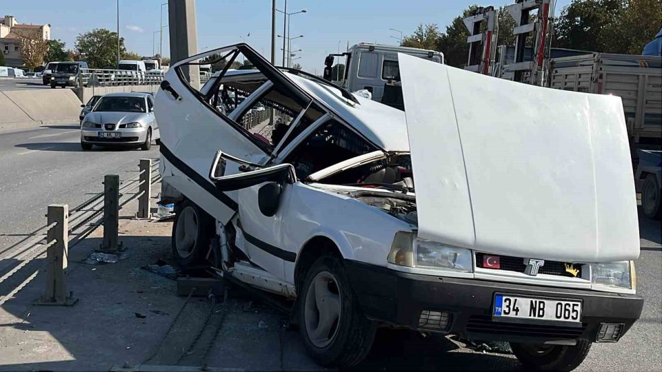 Kontrolden çıkan Tofaş refüje çarptı: 4 yaralı