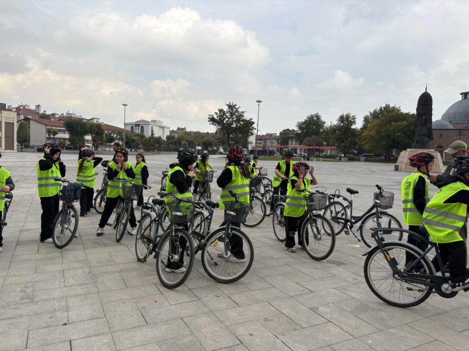 TRAFİKTE NEZAKET VE GÖRGÜ KURALLARI PROJESİ KAPSAMINDA VELESPİT MÜZESİ GEZİSİ, BİSİKLET SÜRÜŞÜ VE NEZAKET OTOBÜSÜ ETKİNLİKLERİ GERÇEKLEŞTİRİLDİ