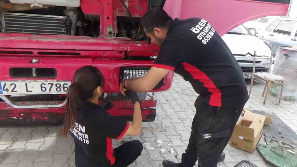 Babasını izleyerek büyüyen kız, kaportacılığı meslek edindi