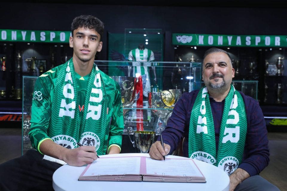Akademi futbolcularımızla profesyonel sözleşme imzaladık.
