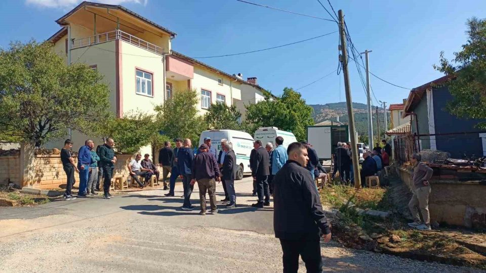 Konya’da kazada hayatını kaybeden aynı aileden 3 kişi son yolculuğuna uğurlandı