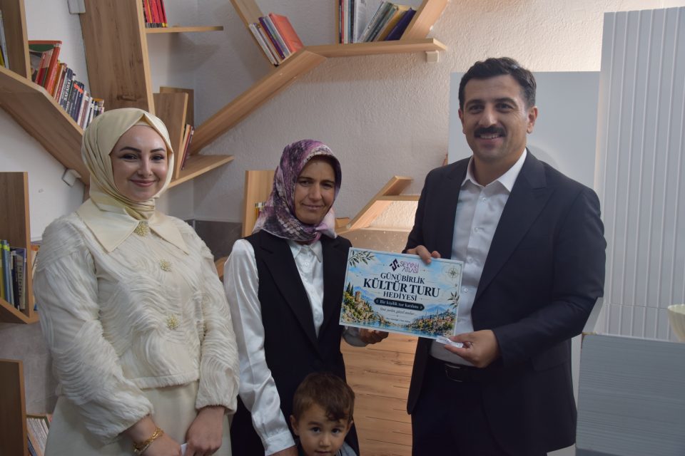 Kaymakamımız Şenol Öztürk, Kitap Okuyan Kadın Velilerle Bir Araya Geldi
