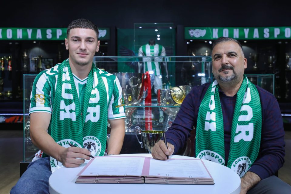 Akademi futbolcularımızla profesyonel sözleşme imzaladık.