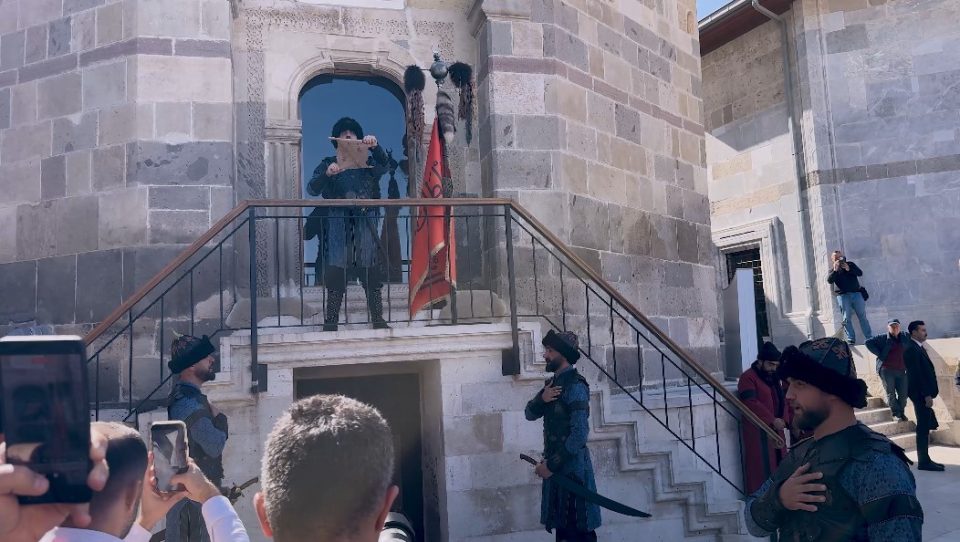 TBMM Başkanı Kurtulmuş, Sultanlar Türbesi Saygı Nöbeti değişimi izledi