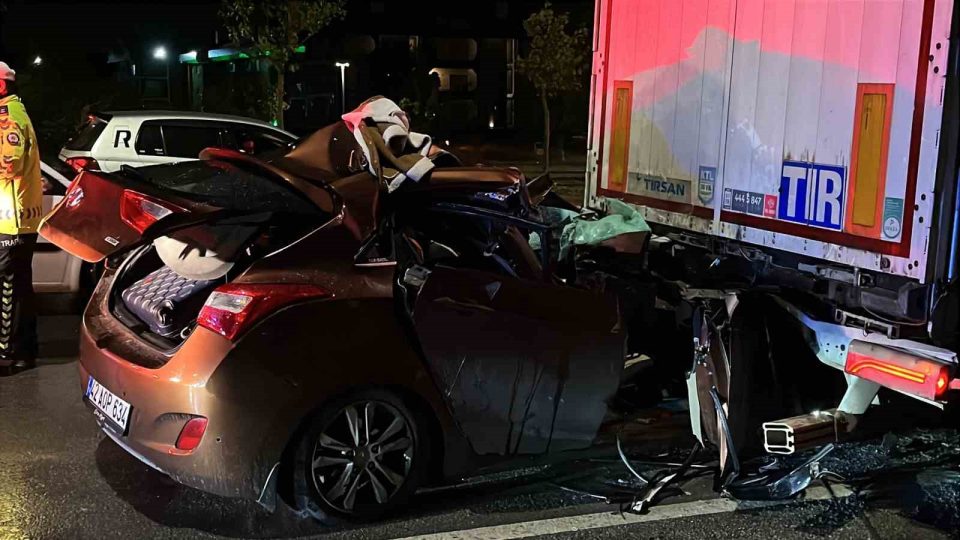 Otomobil lastiği patlayan tıra ok gibi saplandı: 2 yaralı