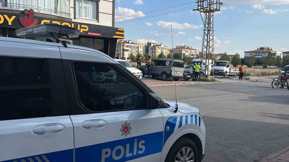 Konya’da servis minibüsü ile otomobil çarpıştı: 9 yaralı