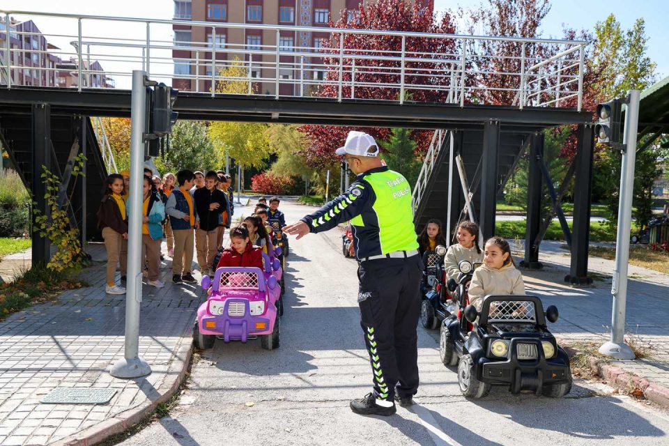 Çocuklar Trafik Bilincini Selçuklu Trafik Eğitim Parkı’nda Kazanıyor