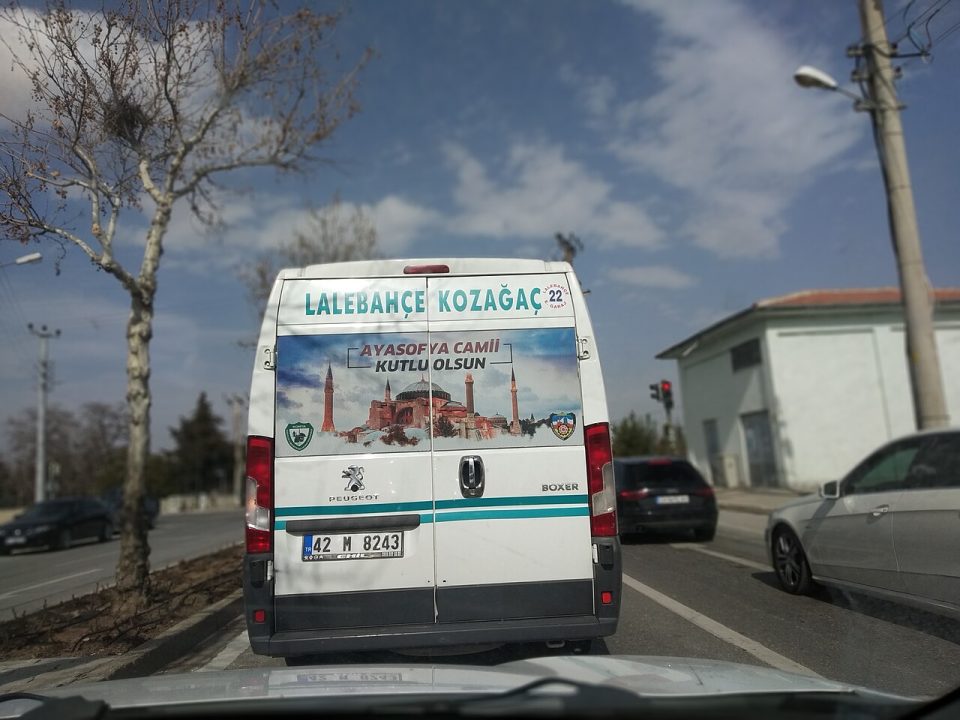 Konya'da trafikte seyreden bir minibüs (arşiv görseli)
