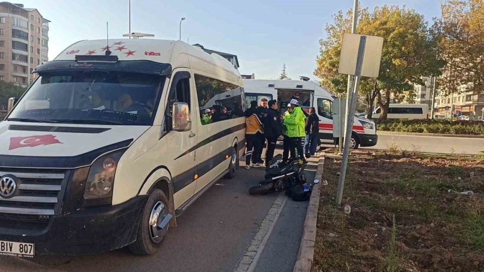 Minibüs ile motosiklet çarpıştı: 1 yaralı